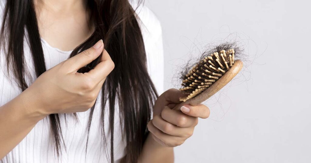 Queda de cabelo feminino: causas e quando procurar ajuda